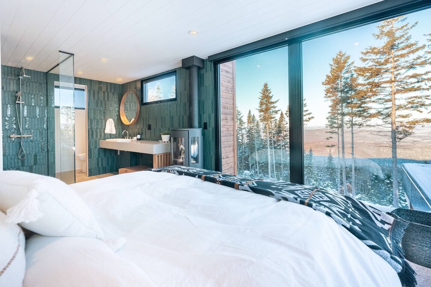 2 bedrooms, travel crib, WiFi, bed sheets