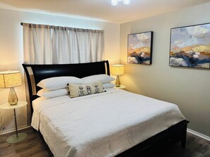 2 soverom, skrivebord, strykejern/-brett og wi-fi