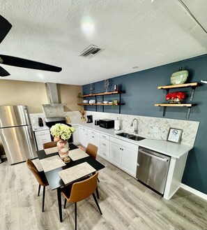 Frigorífico, microondas, horno y placa de cocina