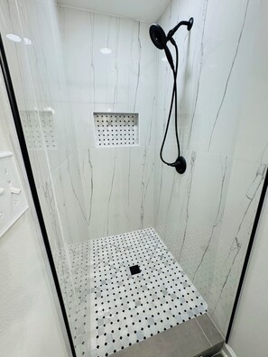 Ducha, secador de pelo, toallas, jabón