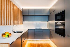 Fridge, microwave, oven, stovetop - Oeiras Spacious and Coastal Flat (Oeiras)
