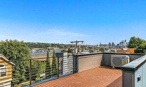 Property grounds - Modern Townhome, Private Balcony, Waterfront Views (Seattle)