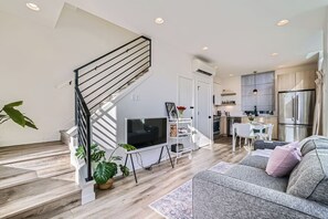 Smart TV - Modern Townhome, Private Balcony, Waterfront Views (Seattle)