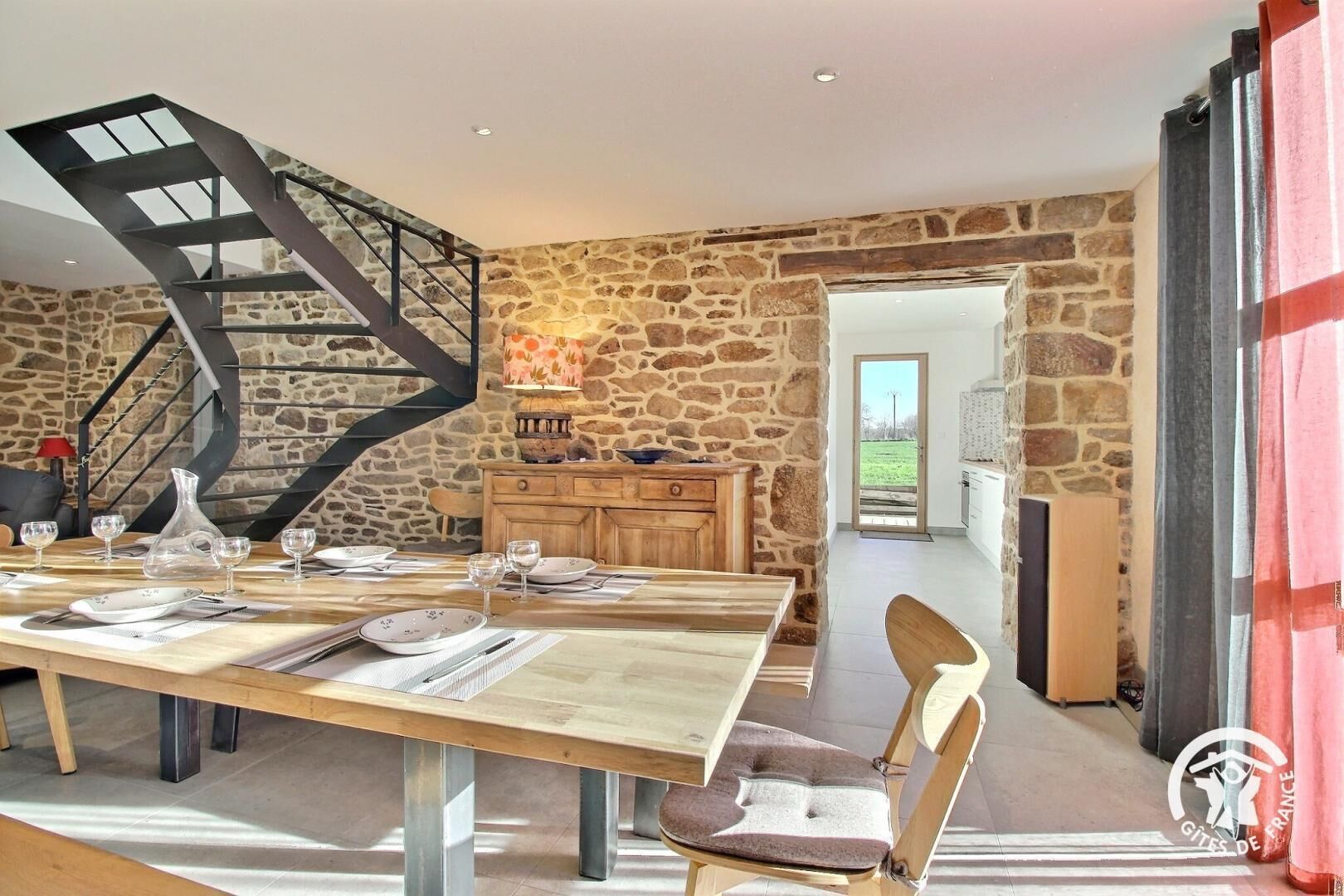 Gîte2 - espace repas avec accès cuisine