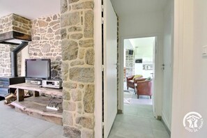 Fernseher, Kamin, Bücher, Stereoanlage