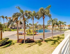 Property grounds - St Pete's Premium Resort - Newly Renovated - Pool & Hot Tub - 7 Day Rental (St. Petersburg)