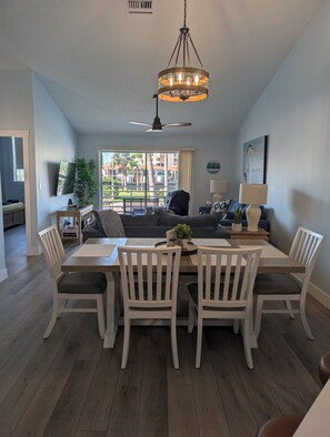 Smart TV, books - St Pete's Premium Resort - Newly Renovated - Pool & Hot Tub - 7 Day Rental (St. Petersburg)