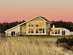 Exterior - Sunset Shores - Oceanfront Stay (Westport)