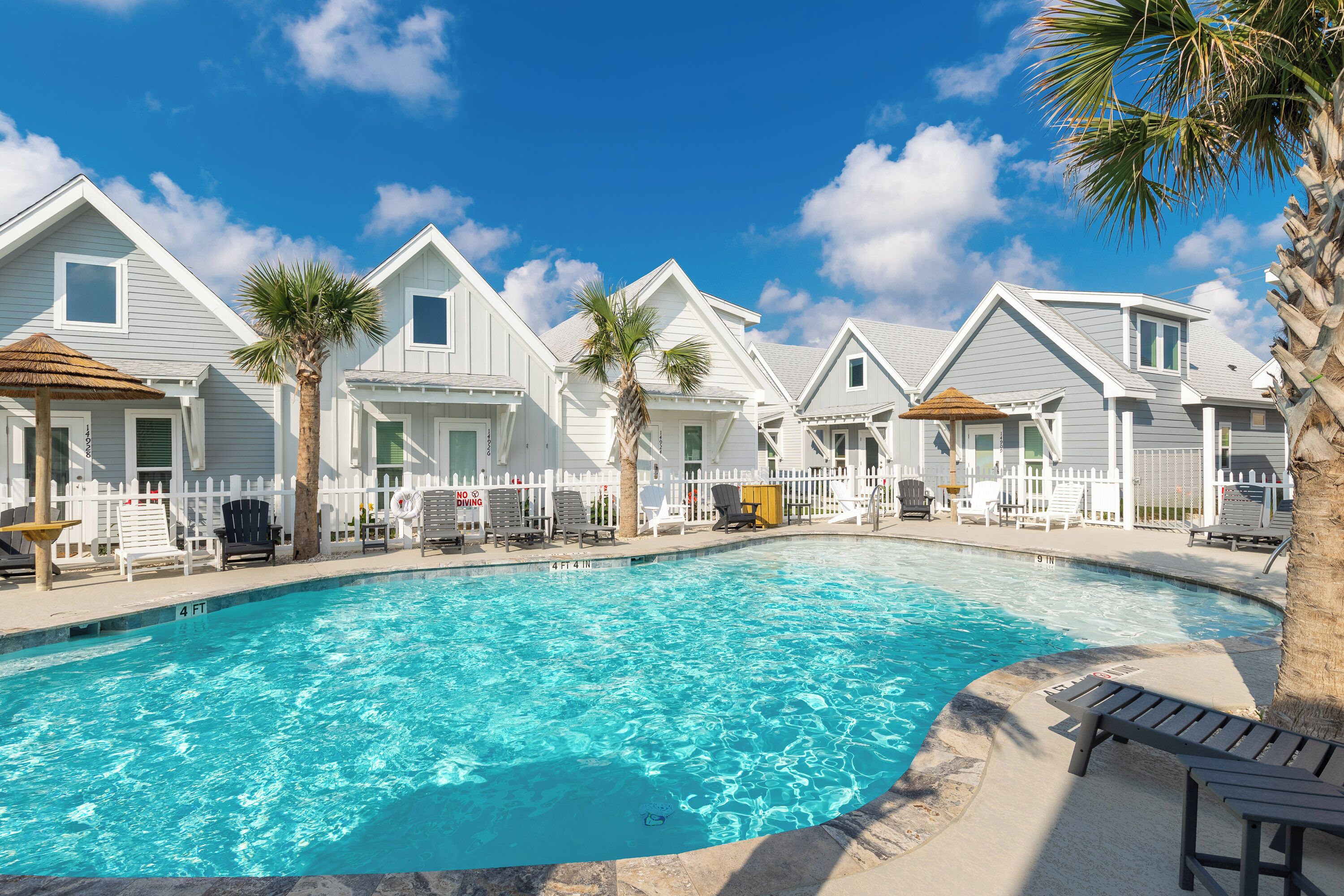 Alberca al aire libre y alberca climatizada