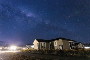 Zona residenziale di notte, con case sotto un cielo stellato.