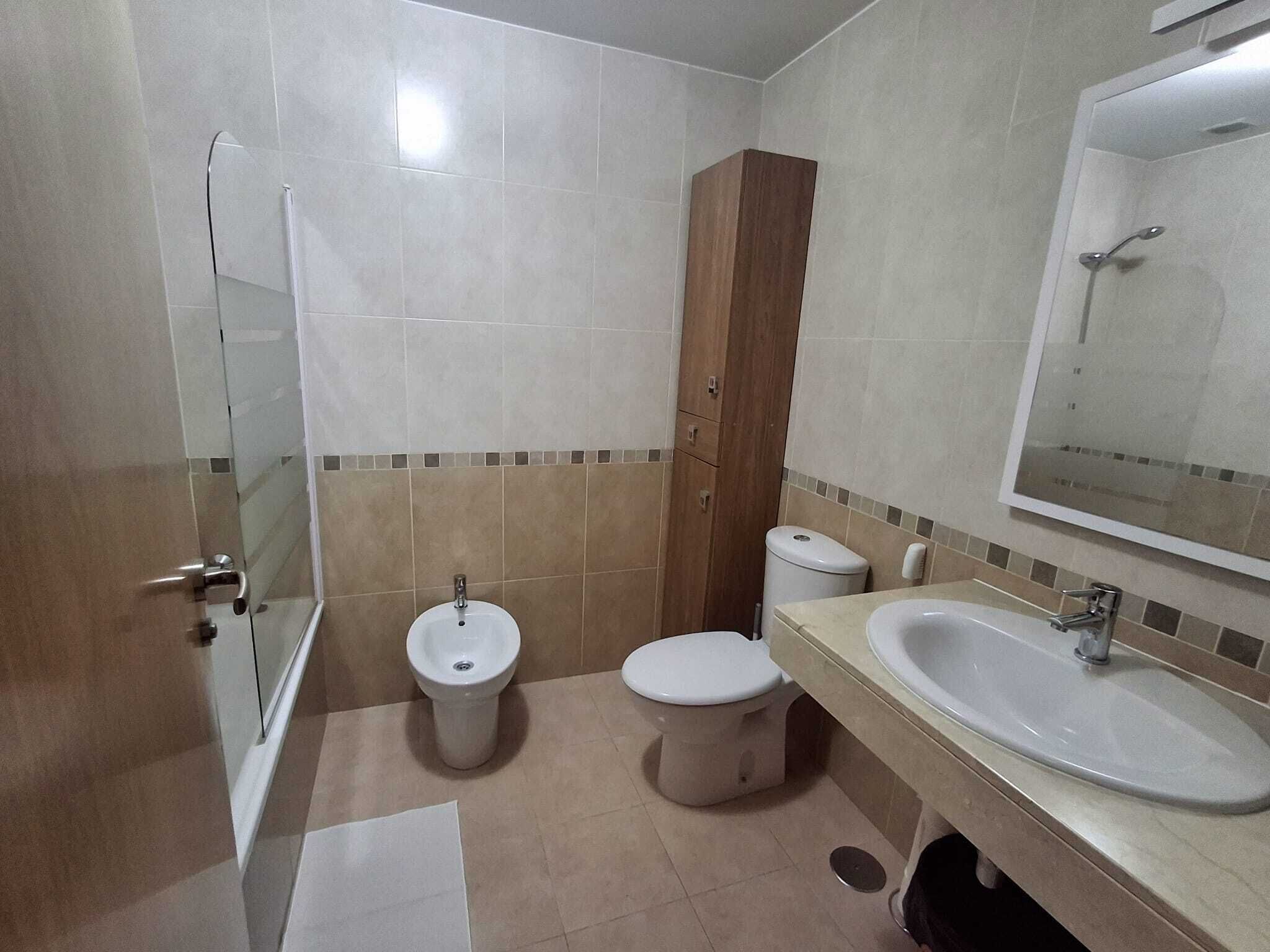 Een douche, een haardroger, een bidet, handdoeken