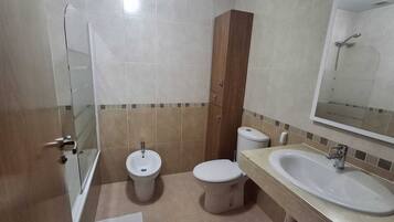 Een douche, een haardroger, een bidet, handdoeken