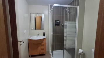 Een douche, een haardroger, een bidet, handdoeken