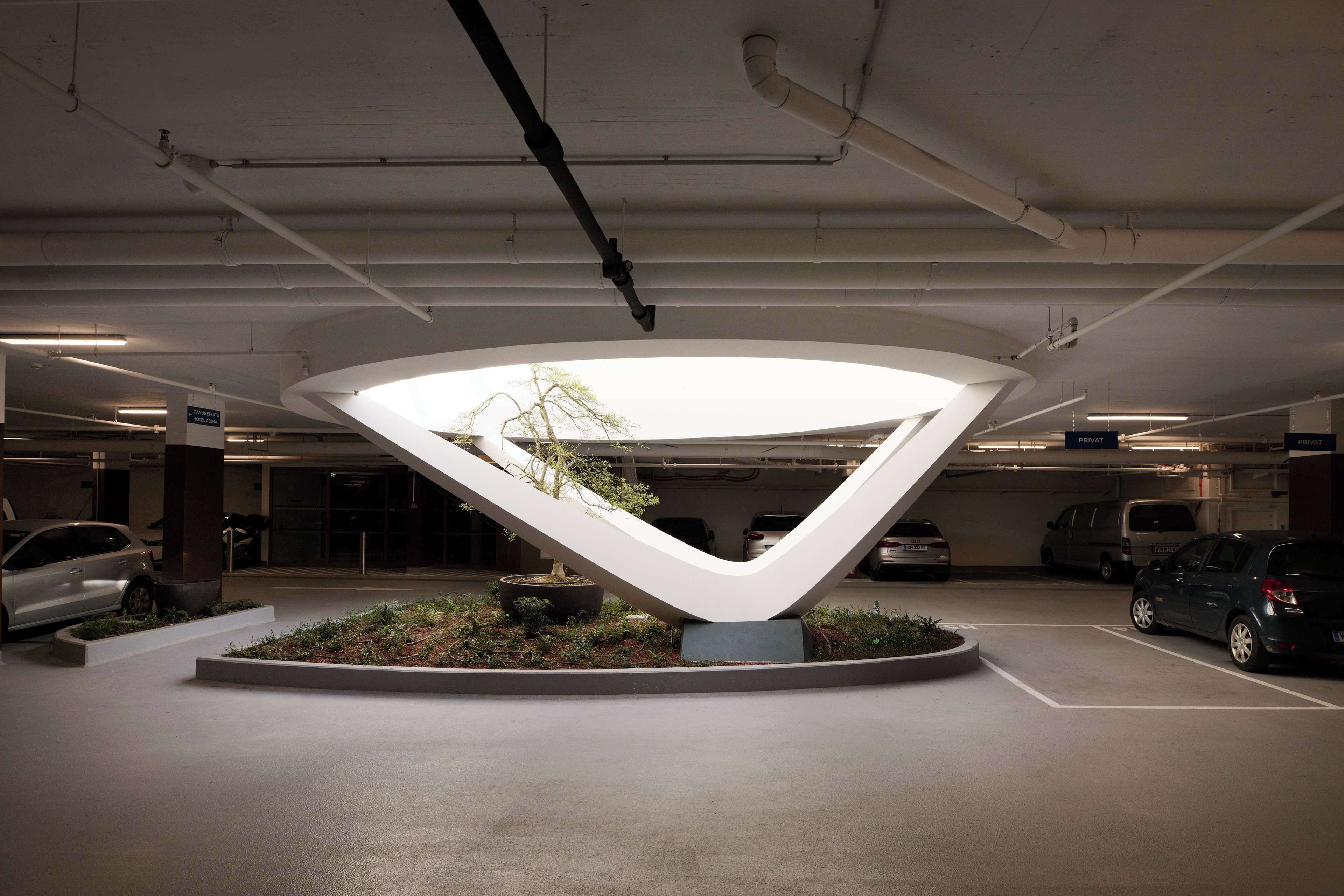 Eine Parkgarage mit einem architektonisch einzigartigen, beleuchteten Mittelpunkt.