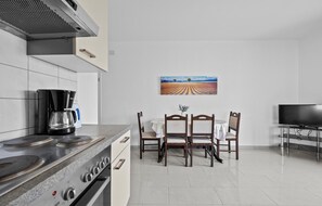 Réfrigérateur, four, plaque de cuisson, cafetière/bouilloire