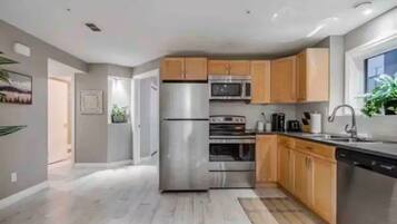 Kylskåp, mikrovågsugn, ugn och spishäll