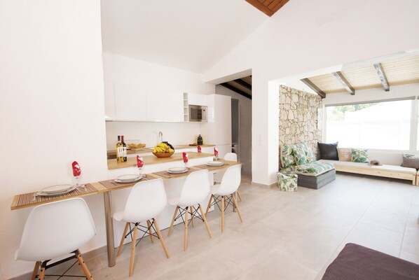 Villa | Interior - Villa in Albufeira Near Praia da Oura Beach (Albufeira)