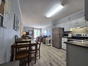 Fridge, microwave, oven, stovetop - Oceanside Condo-Balcony, Pool & Beach Access (Myrtle Beach)