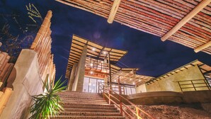 Una escalera que conduce a un edificio con estructura de techo de madera.