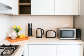 Kühlschrank, Mikrowelle, Ofen, Herdplatte