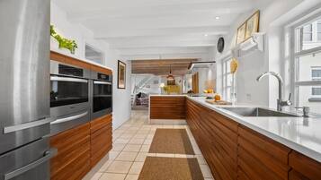Fridge, dishwasher
