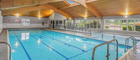 Una piscina cubierta