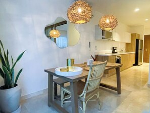 Căn hộ tiện nghi đơn giản, quang cảnh thành phố | Phòng ăn