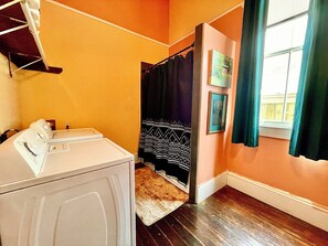 Towels, soap, toilet paper - Cozy & Colorful Creole Cottage - 13 minutes to SuperDome (New Orleans)