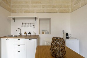 Kjøleskap, ovn, kaffetrakter/tekoker og spisebord