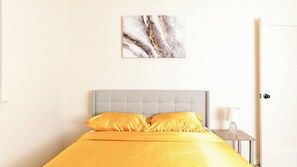 1 dormitori, escriptori, planxa i posts de planxar i wifi gratuïta 