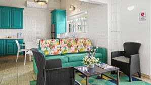 Une cuisine moderne avec des meubles de couleur turquoise, un mur en briques blanches et une fenêtre avec des stores blancs.
