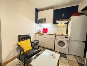 Mikroaaltouuni, liesi, kahvin-/teenkeitin, vedenkeitin