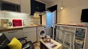 Micro-ondes, plaque de cuisson, cafetière/bouilloire