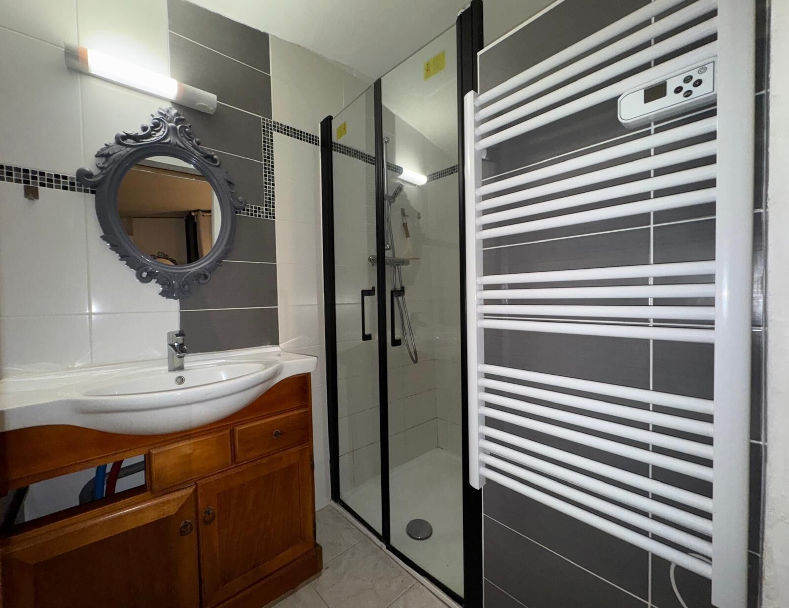 Een douche, een haardroger, handdoeken, zeep