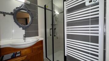 Een douche, een haardroger, handdoeken, zeep