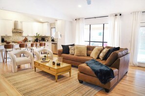 Een smart-tv en een open haard