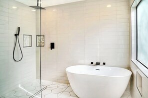 Regadera, amenidades de baño ecológicas, secadora de cabello, toallas 