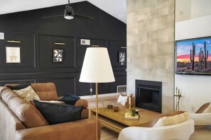 Een smart-tv en een open haard