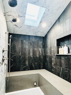 Douche, séchoir à cheveux, serviettes fournies, savon