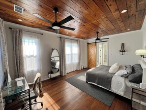 3 bedrooms, desk, iron/ironing board, free WiFi - Charming, Fully Restored 1.5 Story Farmhouse on Acreage (Muenster)