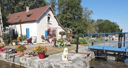 GĂźte ChĂąteau de Montboulon-14 personnes Piscine et Jacuzzi