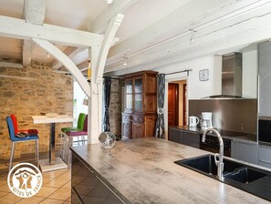 Een magnetron, een vaatwasser