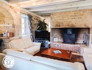 TV, fireplace