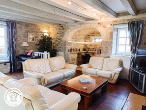 Een televisie en een open haard