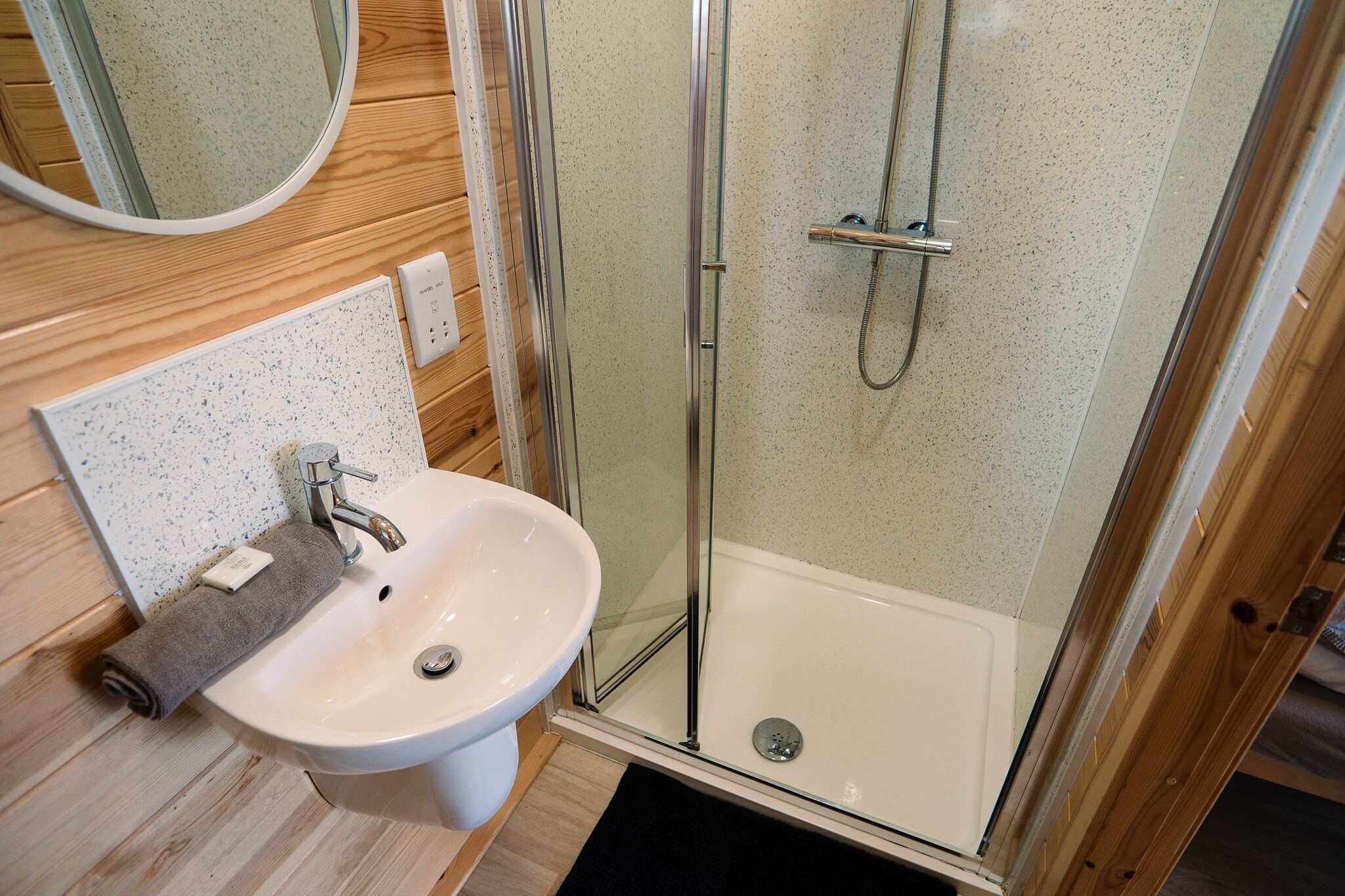 Douche, serviettes fournies