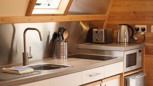 Kaffetrakter/tekoker, mikrobølgeovn, kokeplater og vannkoker