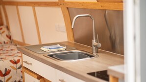 1 soverom, skrivebord, reiseseng for barn og wi-fi (inkludert)
