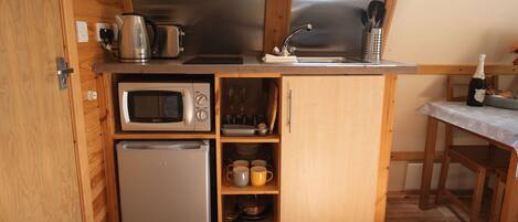 Coffee/tea maker, fridge, microwave, stovetop