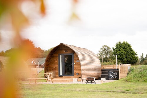 Cosy Cabin with Wood Fired Hot Tub