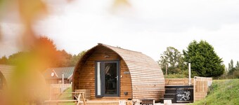 Cosy Cabin with Wood Fired Hot Tub